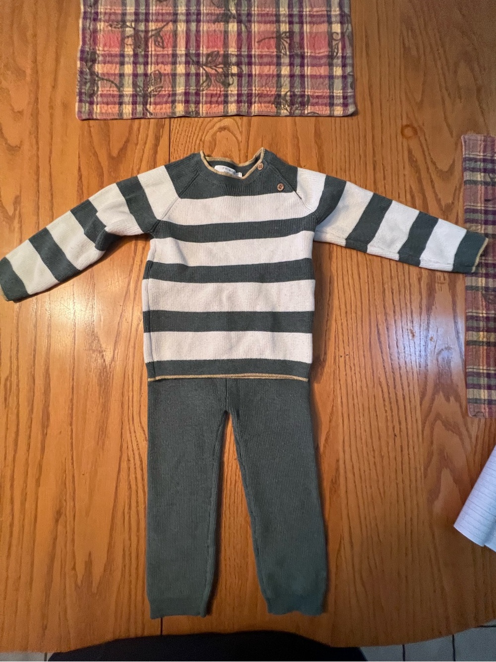 Primark Boys Green and White Striped 2-pc Knit outfit, GUC, Size 18-24 months